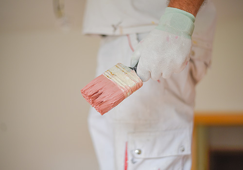 ¿Cuál es la manera correcta de limpiar las brochas de pintar?